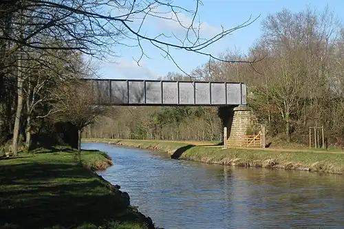 Le pont ferroviaire de la ligne Nantes - Châteaubriant sur le canal de Nantes à Brest.