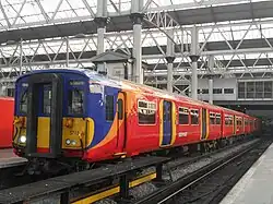 La Class 455 fonctionnant via le troisième rail à 750V CC exploité par South Western Railway et Southern