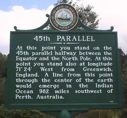 Plaque indiquant le 45e&nbsp;parallèle nord dans le New Hampshire, aux États-Unis.