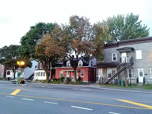 Description de l'image 480 - 500 avenue Sainte-Croix - 01.jpg.