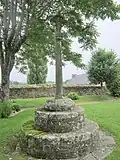 Le calvaire du placître de l'église paroissiale Saint-Ergat (XVe&nbsp;siècle-XVIe&nbsp;siècle).