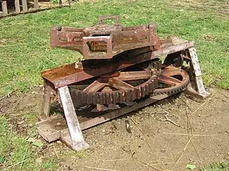 Écomusée de Saint-Dégan : mécanisme central d'un manège à chevaux.