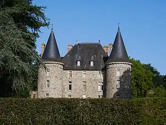Le château vu de la route.