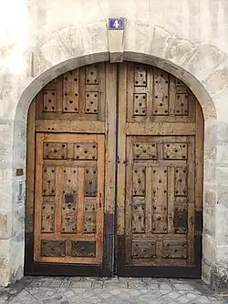 No&nbsp;4 : porte cloutée.