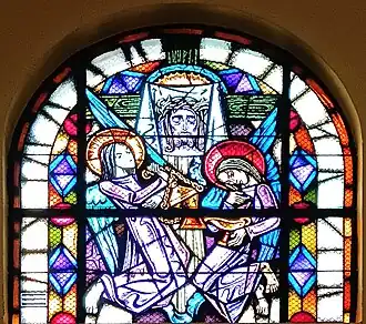 La Sainte Face entourée d'anges renvoie au nom de Sainte-Thérèse de l'Enfant-Jésus et de la Sainte Face.