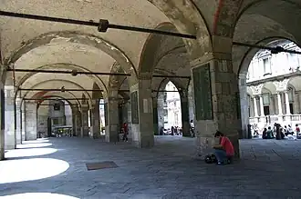 Sous le porche du Broletto Nuovo à Milan.