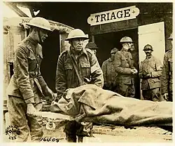 Triage des blessés  arrivant à l’hôpital militaire de campagne de Suippes