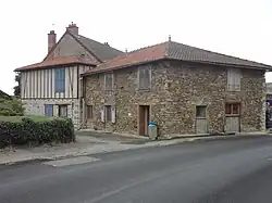 Maison à colombage et maison en pierre du village.