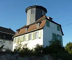 Maison des douaniers avec sa tour hexagonale.