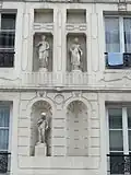 Les statues dans les niches.