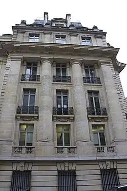 Rue de Longchamp : immeuble néo-classique.