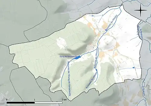 Carte en couleur présentant le réseau hydrographique de la commune