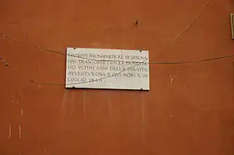 plaque gravée précisant que Joseph Bonaparte est mort au palais Serristori en 1844 où elle est apposée sur la façade de couleur ocre