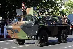 Véhicule de l'avant blindé T20-13 qui comporte un canon anti-aérien de 20&nbsp;mm (canon mitrailleur de 20&nbsp;mm Mle F2) lors du même événement.