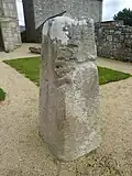 Stèle pré-chrétienne dans le placître de la chapelle de Lochrist