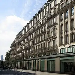 Vu depuis la rue de Rivoli.