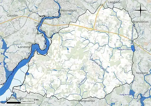 Carte en couleur présentant le réseau hydrographique de la commune