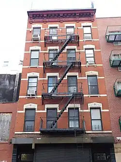 Photo en légère contre-plongée d'un immeuble du quartier de Lower East Side situé au 56, Ludlow Street à New York.