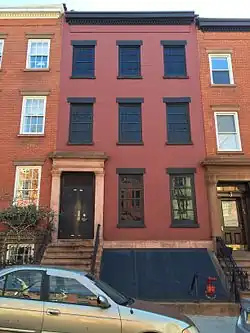 Une image de la façade du 58 Joralemon Street à Brooklyn, New York. Ses fenêtres sont occultées.