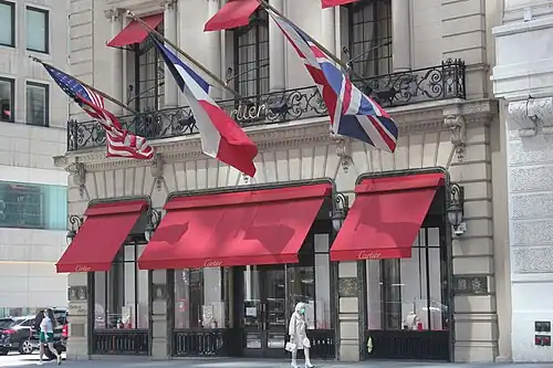 Vue de la base du 653 Fifth Avenue, modifiée plus tard pour contenir une vitrine Cartier.