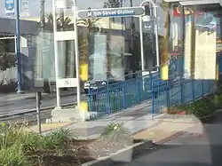 Arrivée au quai. On voit le panneau annonçant le nom de la station.