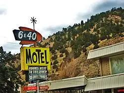 Affichage publicitaire pour un motel à l'est Idaho Springs (Colorado).