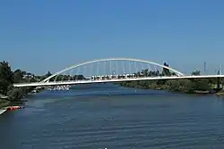 Le pont Confluences vu de profil depuis le pont de la Haute-Chaîne.