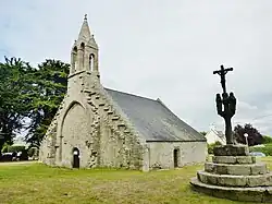 La chapelle Saint-Budoc et son calvaire : vue extérieure d'ensemble.