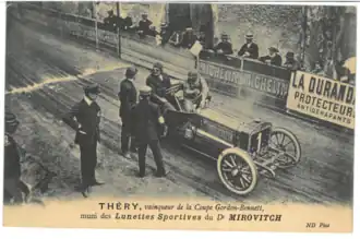 Théry, vainqueur coupe Gordon Bennett, muni des lunettes sportives du DT Mirovitch (Clermont Auvergne Métropole, bibliothèque du patrimoine).