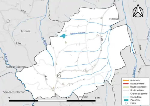 Carte en couleur présentant le réseau hydrographique de la commune