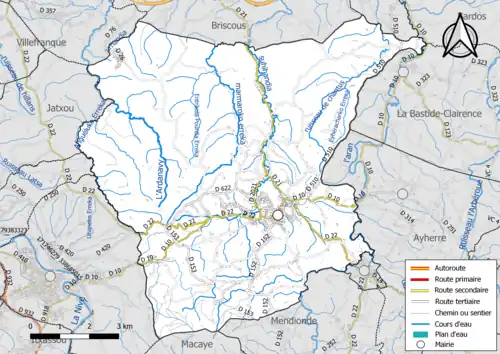 Carte en couleur présentant le réseau hydrographique de la commune
