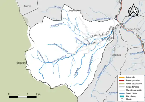 Carte en couleur présentant le réseau hydrographique de la commune