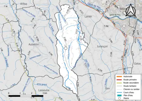 Carte en couleur présentant le réseau hydrographique de la commune