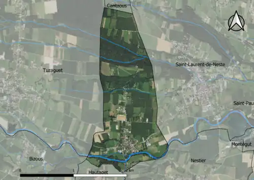 Photo aérienne en couleurs de la commune.