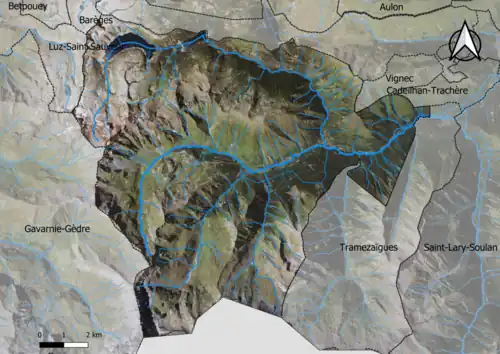 Photo aérienne en couleurs de la commune.