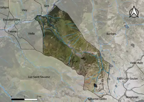 Photo aérienne en couleurs de la commune.