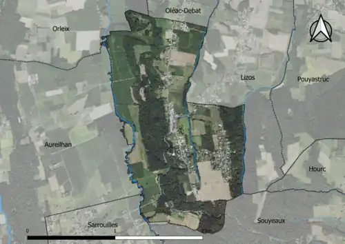 Photo aérienne en couleurs de la commune.