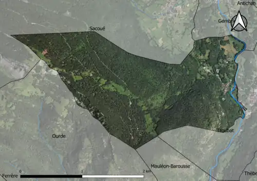 Photo aérienne en couleurs de la commune.