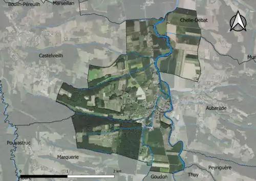 Photo aérienne en couleurs de la commune.