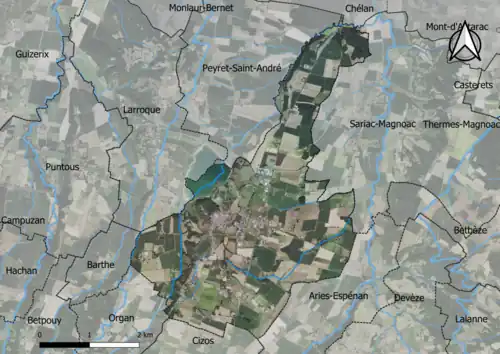 Photo aérienne en couleurs de la commune.