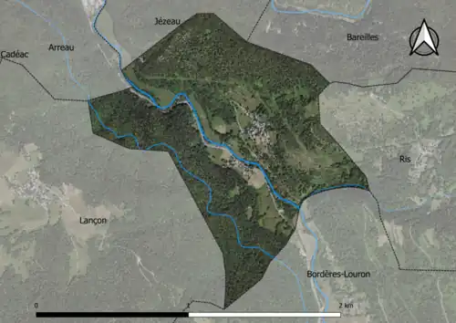 Photo aérienne en couleurs de la commune.