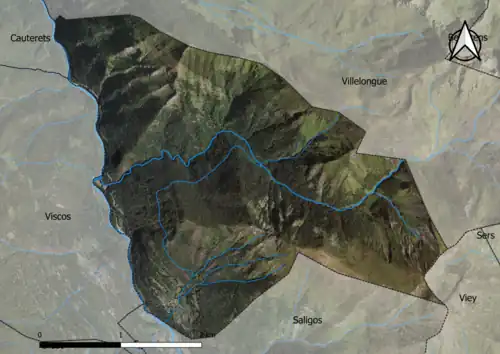 Photo aérienne en couleurs de la commune.