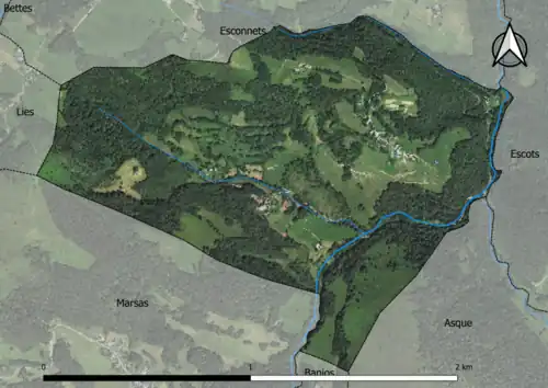 Photo aérienne en couleurs de la commune.