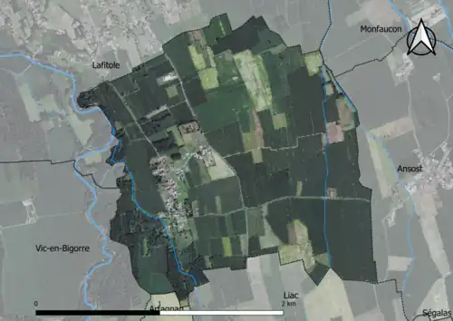 Photo aérienne en couleurs de la commune.