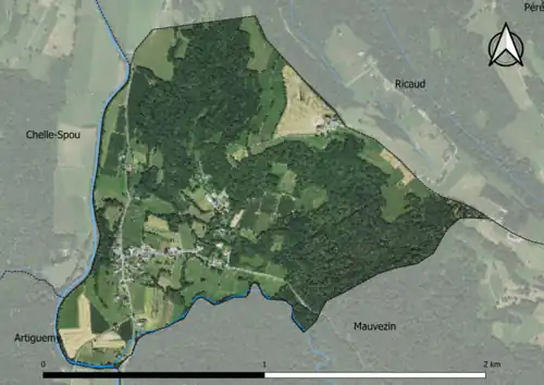 Photo aérienne en couleurs de la commune.