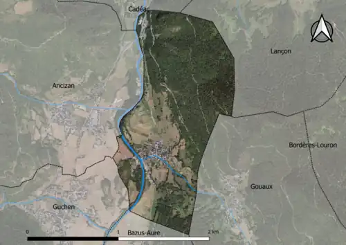 Photo aérienne en couleurs de la commune.