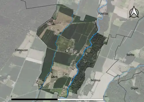 Photo aérienne en couleurs de la commune.