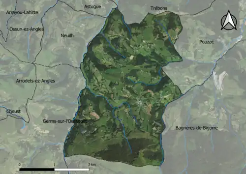 Photo aérienne en couleurs de la commune.