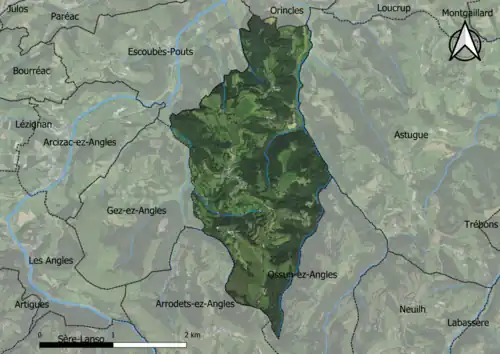 Photo aérienne en couleurs de la commune.