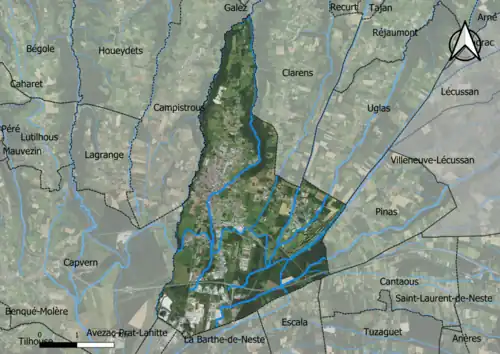 Photo aérienne en couleurs de la commune.